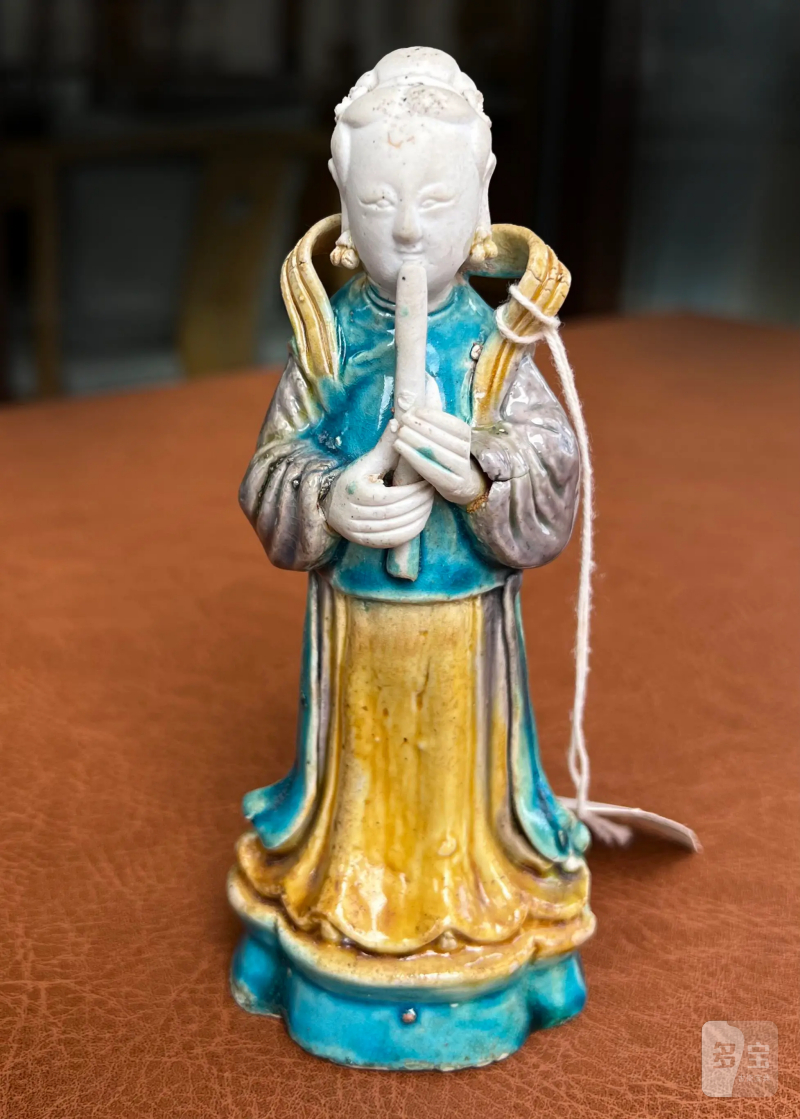 明 素三彩奏乐仕女瓷塑一对 - 图46